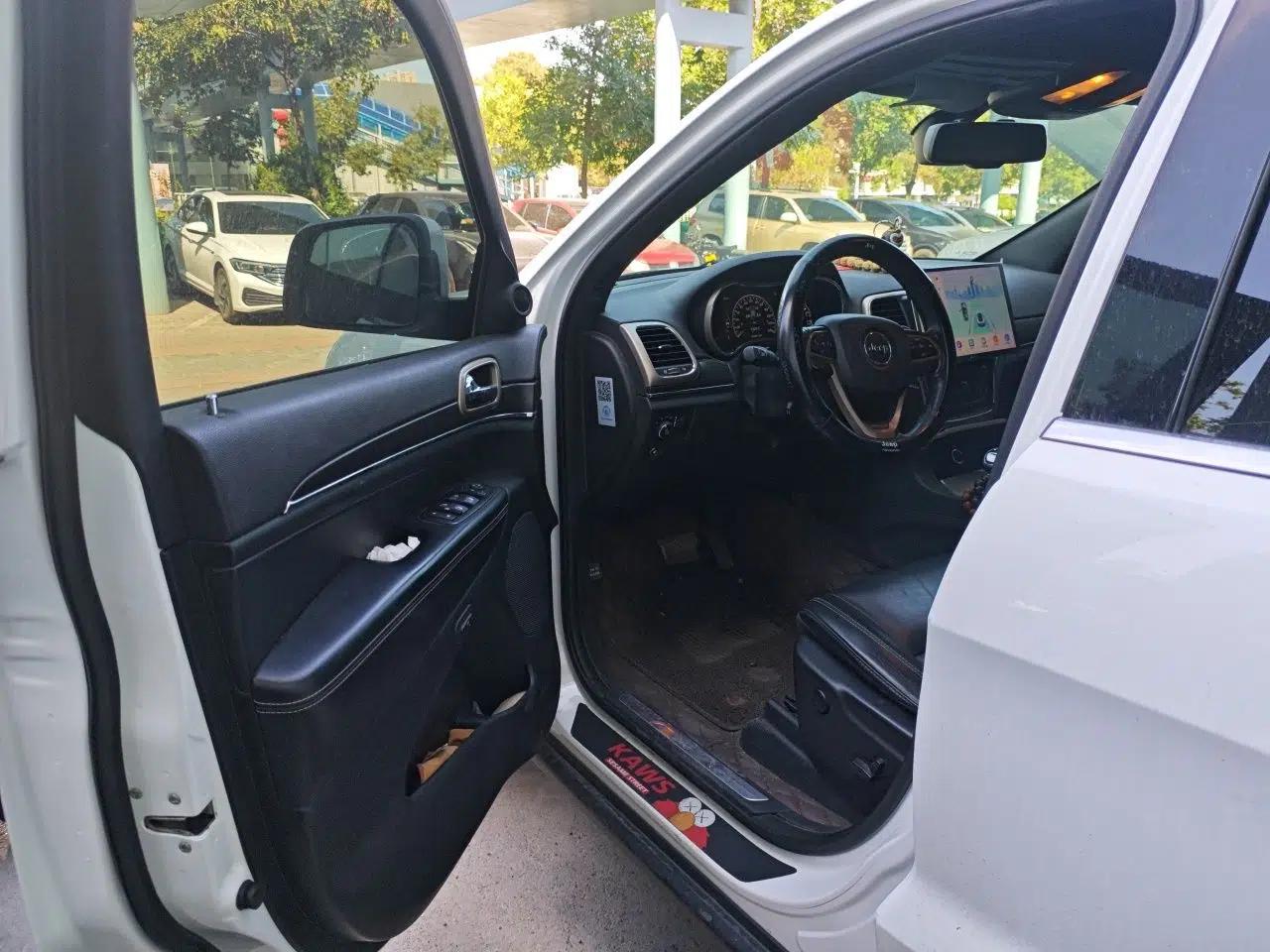 Jeep Grand Cherokee 2014 3.0L Comfort Navigation Edition — миниатюра 16