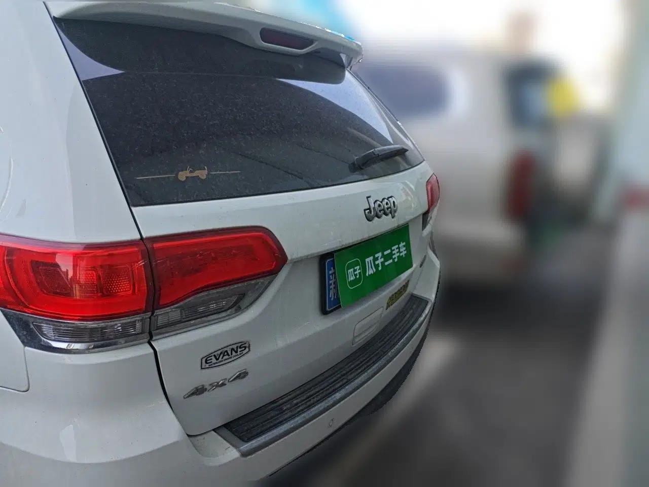 Jeep Grand Cherokee 2014 3.0L Comfort Navigation Edition — миниатюра 19