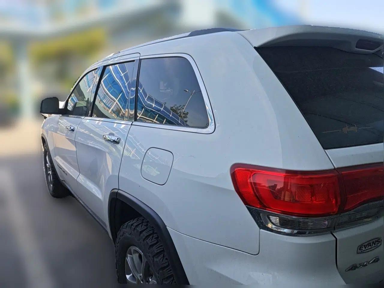 Jeep Grand Cherokee 2014 3.0L Comfort Navigation Edition — миниатюра 4