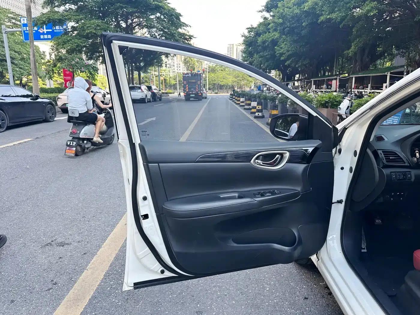 Nissan Sylphy EV 2018 Smart Edition — миниатюра 12