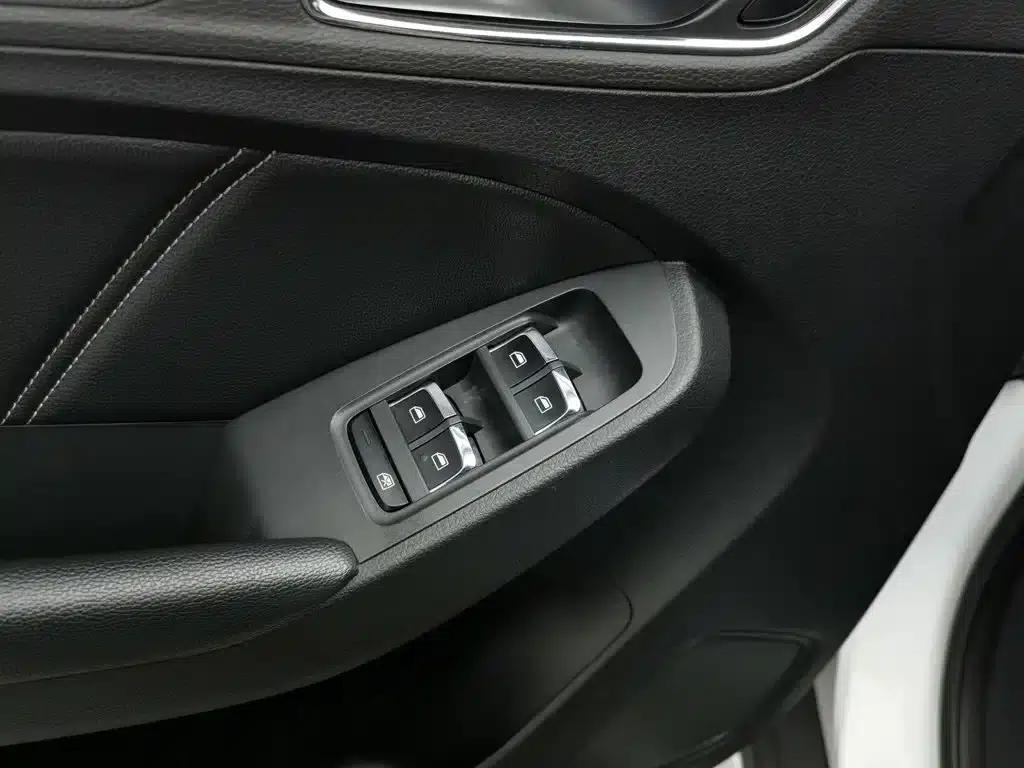 Roewe RX5 2018 20T Two-Wheel Drive Automatic Internet Smart Supreme Edition — миниатюра 9