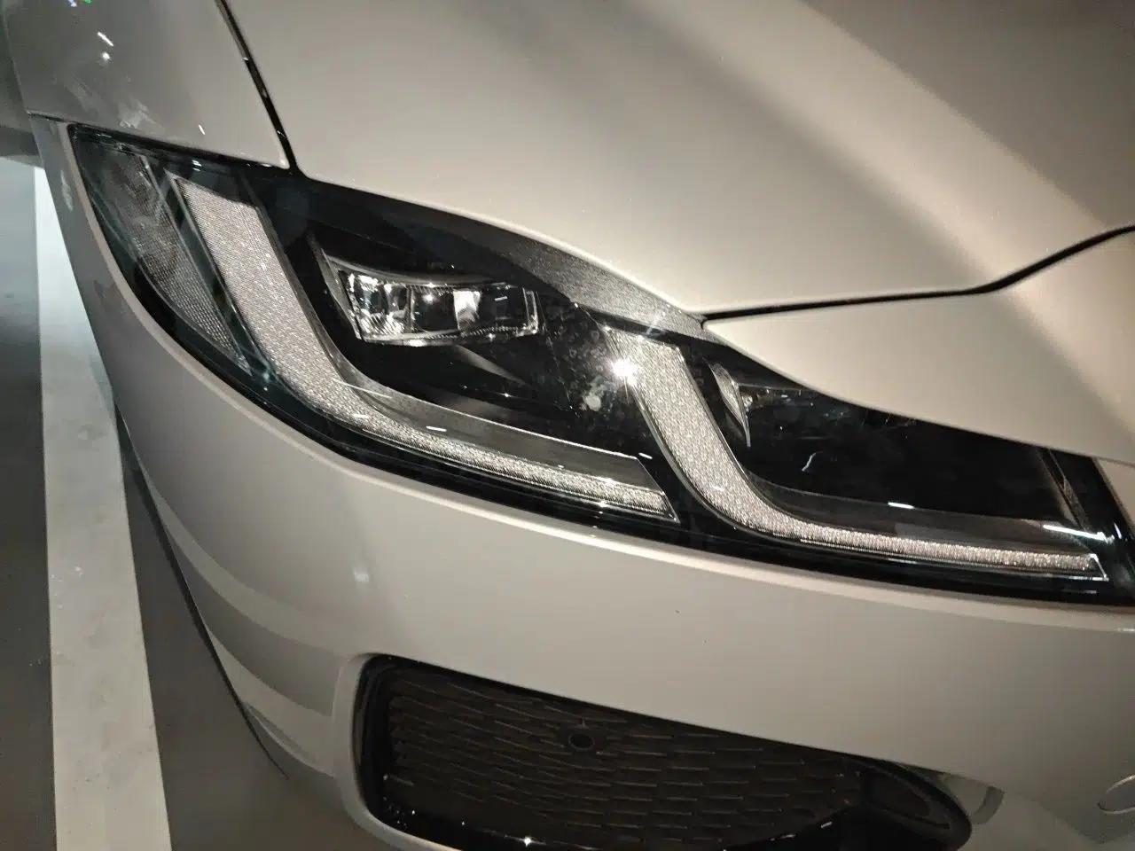 Jaguar XFL 2025 Model—2.0T P250, Two-Wheel Drive, Premium Luxury Edition — миниатюра 7