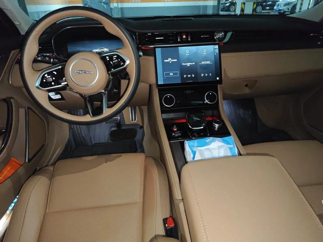 Jaguar XFL 2025 Model—2.0T P250, Two-Wheel Drive, Premium Luxury Edition — миниатюра 9