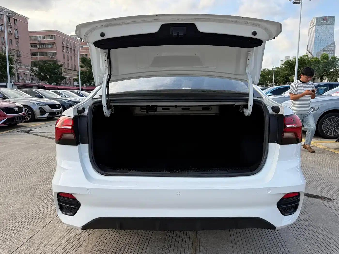 Roewe i5 2021 1.5L CVT Diamond Edition — миниатюра 8