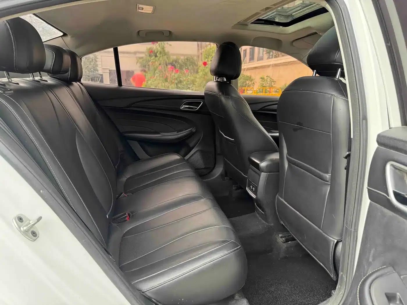 Roewe i5 2019 20T Automatic 4G Connected Super Flagship Edition — миниатюра 9