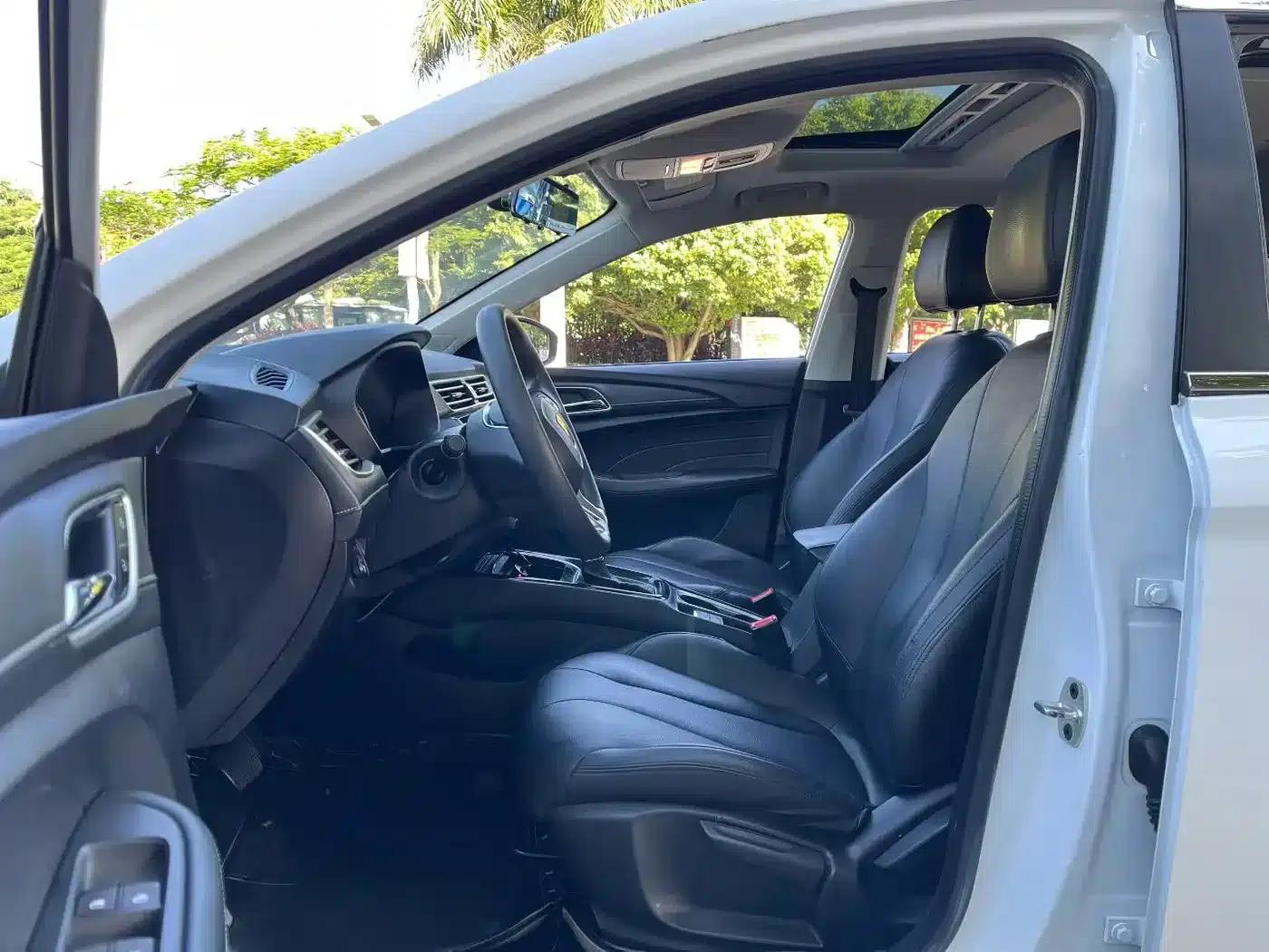Roewe i5 2020 1.5L Automatic 4G Connected Leading Edition — миниатюра 4