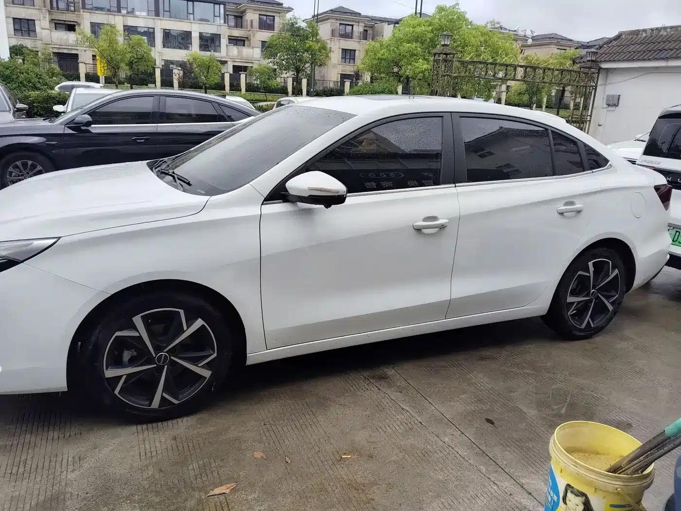 Roewe i5 2023 1.5L CVT Premium Edition — миниатюра 2