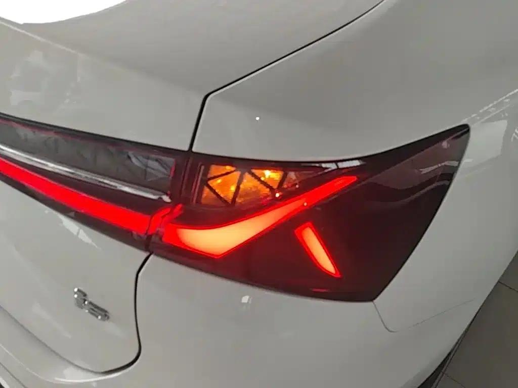 Roewe i5 2023 1.5L CVT Premium Edition — миниатюра 8