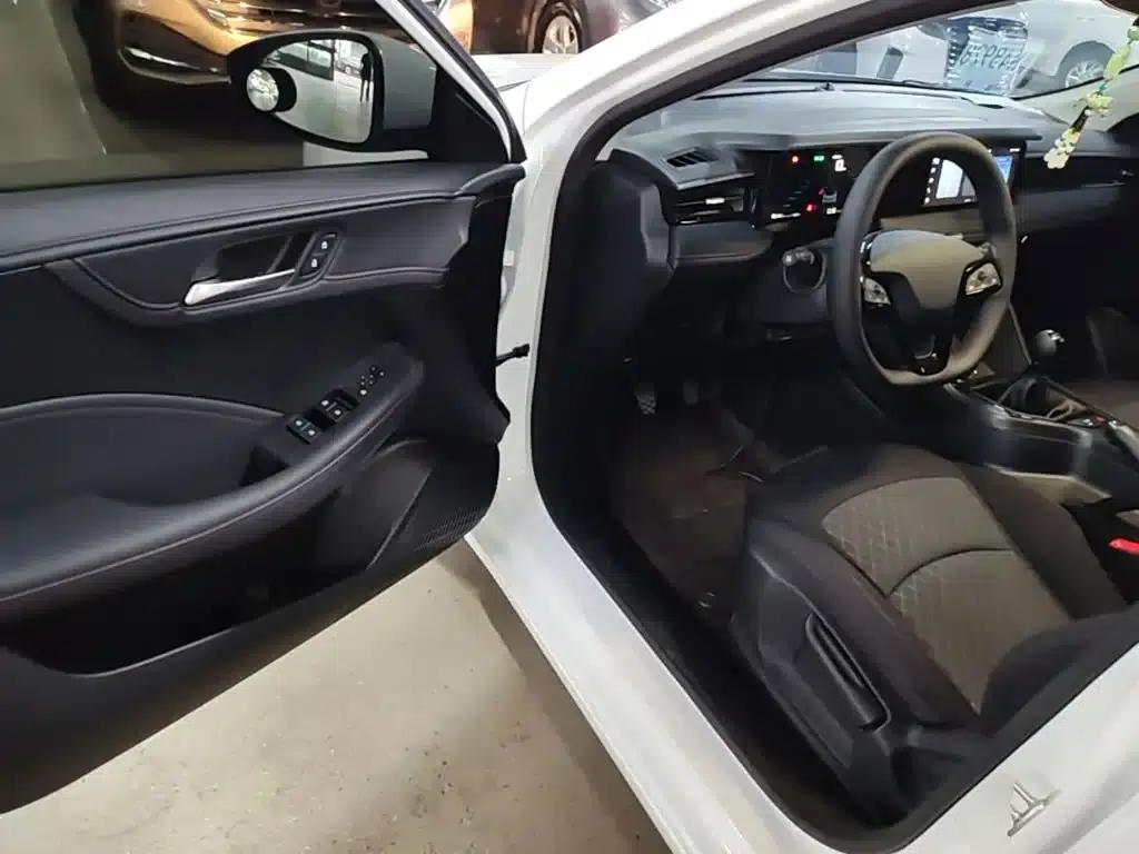 Roewe i5 2023 1.5L Manual Comfort Edition — миниатюра 16