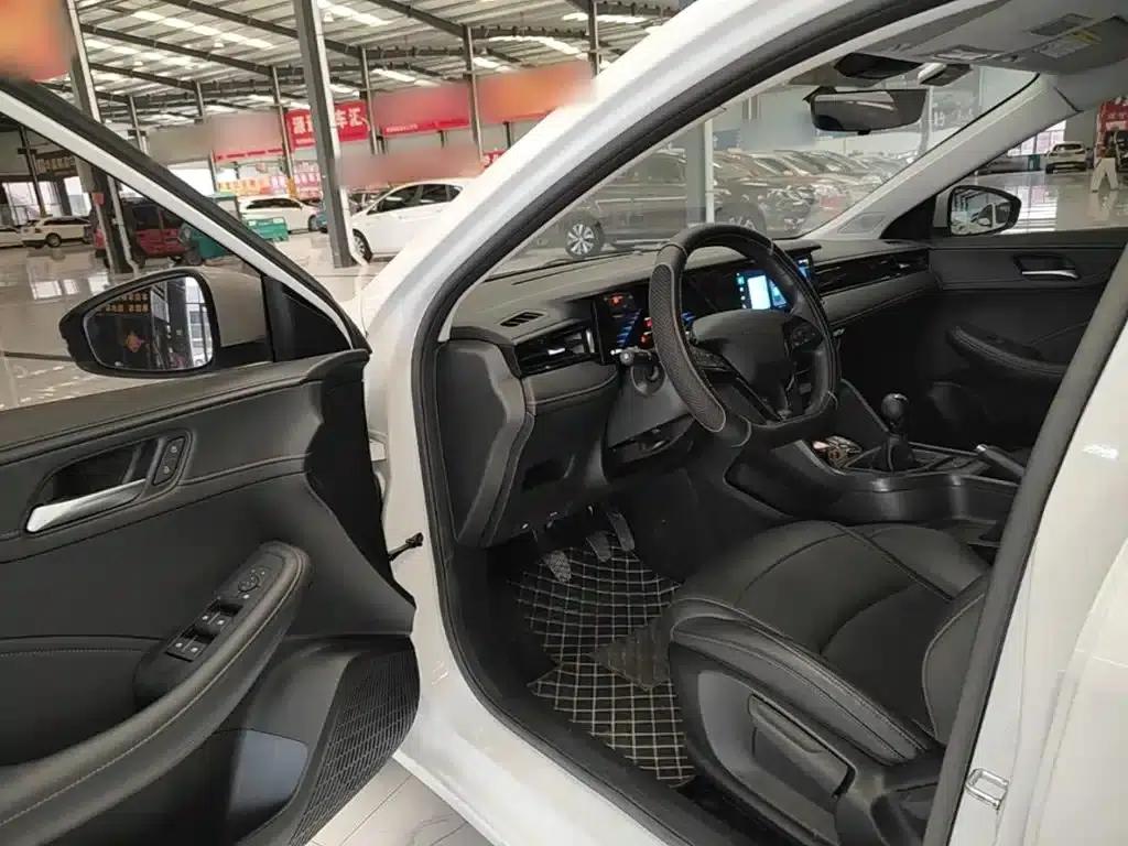 Roewe i5 2023 1.5L Manual Premium Edition — миниатюра 16
