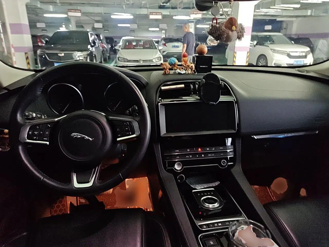 Jaguar F-PACE 2019 2.0T Four-Wheel Drive Urban Luxury Edition — миниатюра 9