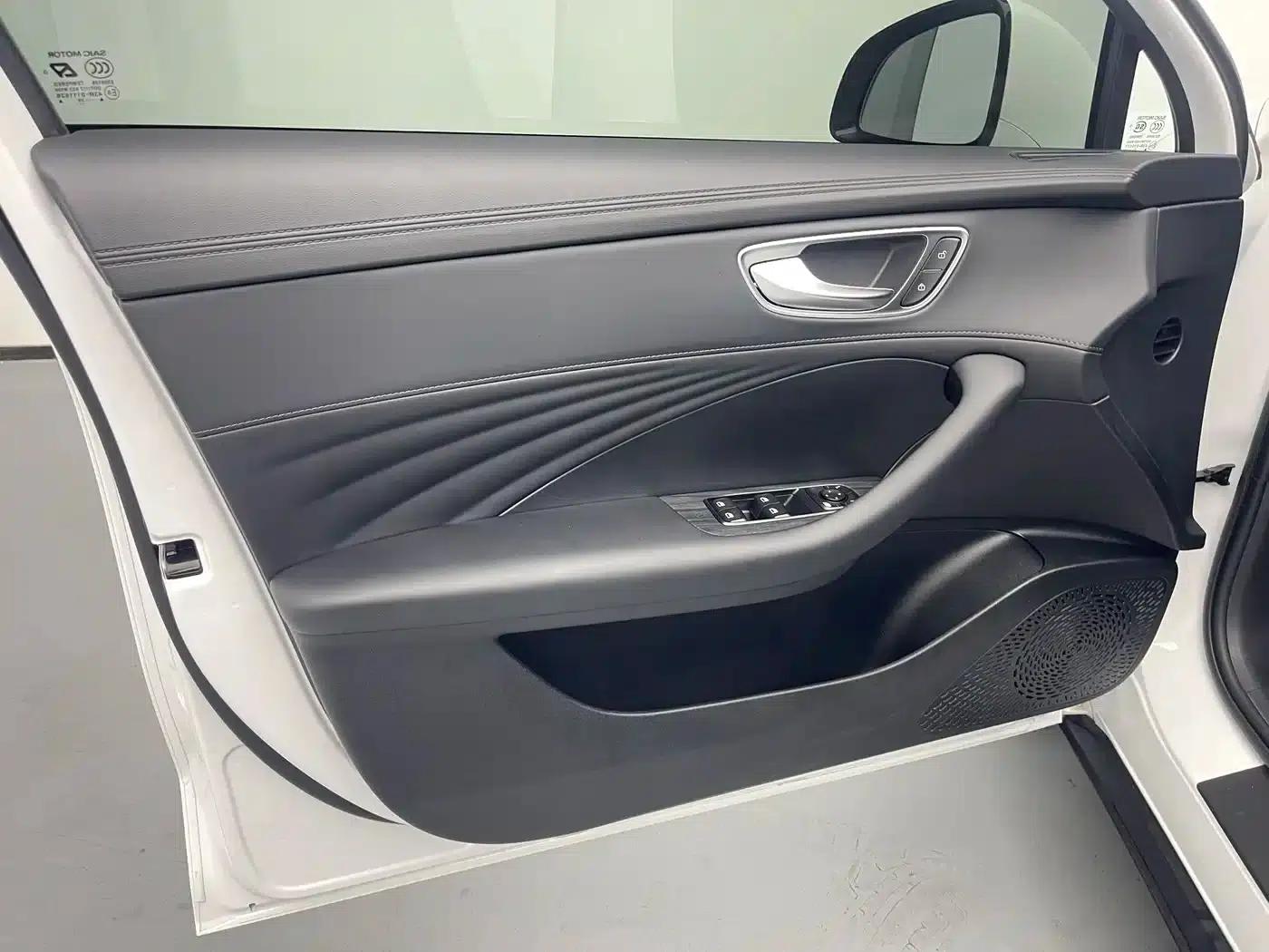 Roewe D7 2025 DMH 125km World Champion Edition — миниатюра 14