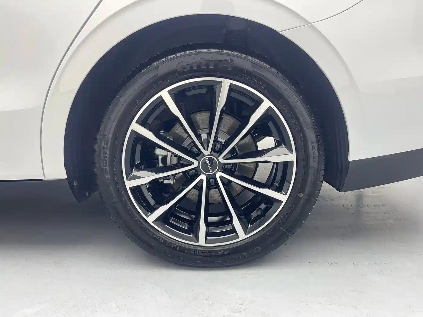 Roewe D7 2025 DMH 125km World Champion Edition — миниатюра 16