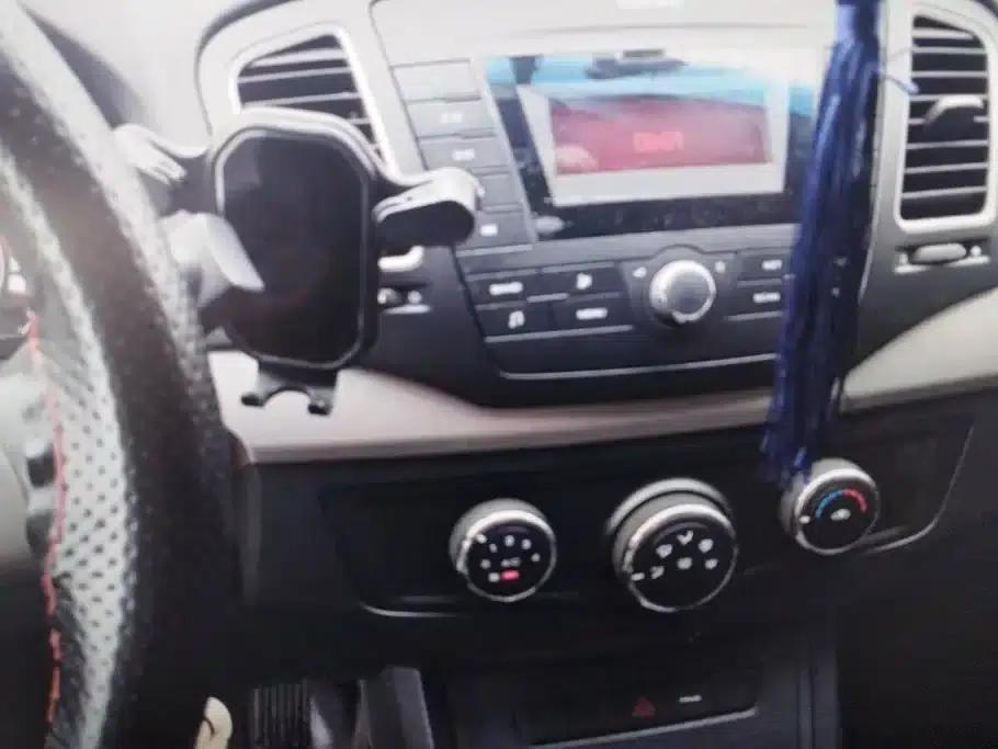 Roewe 350 2015 1.5L Manual Deluxe Sunroof Edition — миниатюра 12
