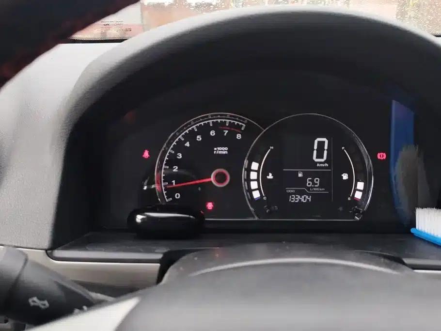 Roewe 350 2015 1.5L Manual Deluxe Sunroof Edition — миниатюра 14