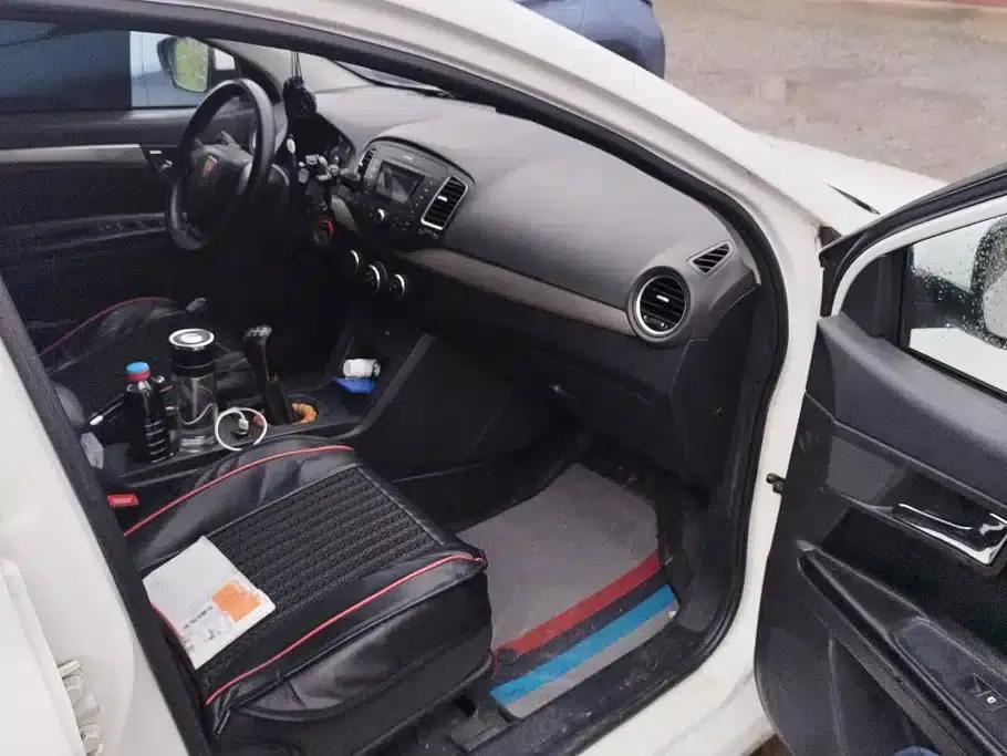 Roewe 350 2015 1.5L Manual Deluxe Sunroof Edition — миниатюра 8