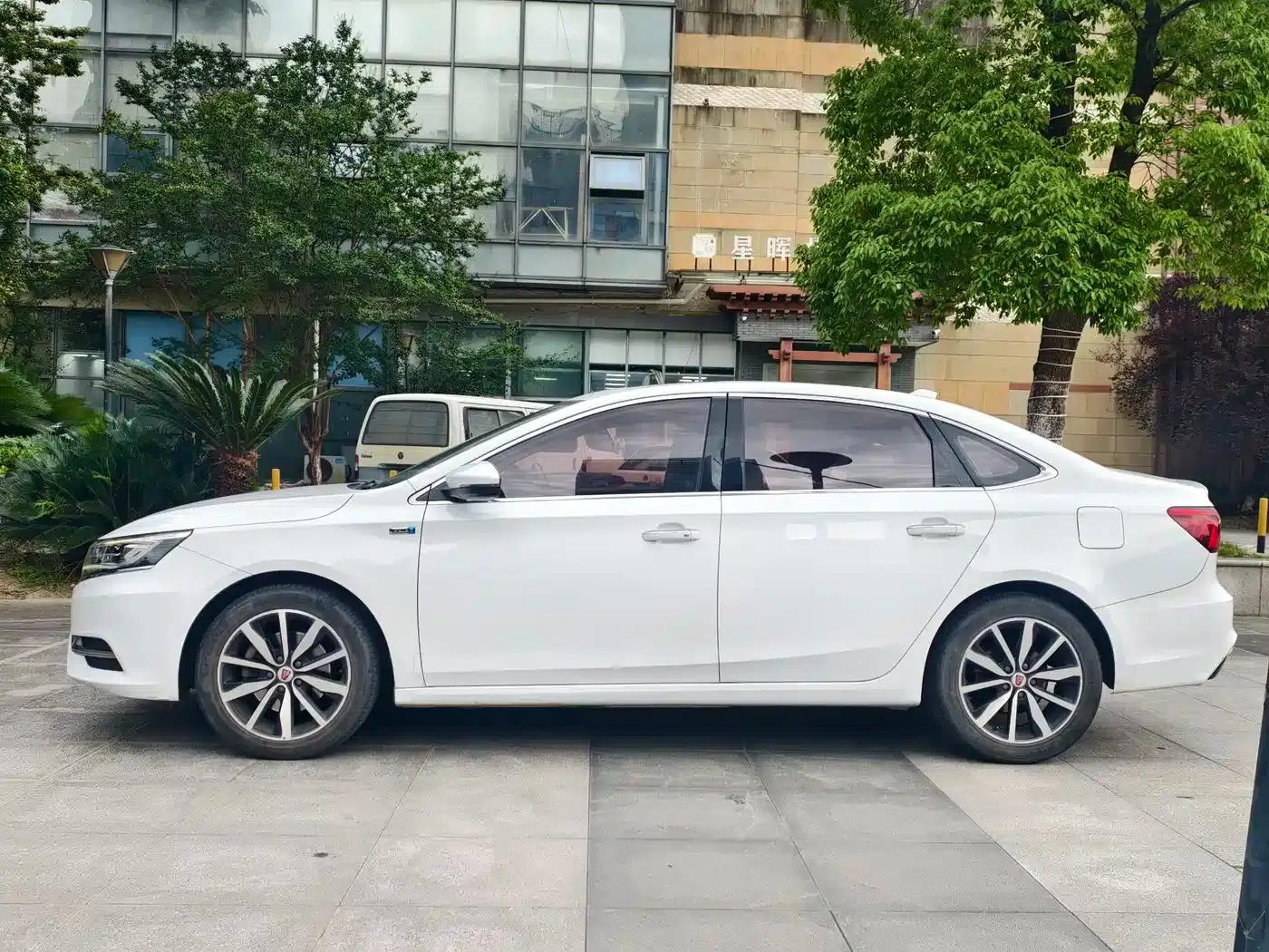 Roewe i6 Classic 2017 20T Automatic Internet Smart Supreme Edition — миниатюра 4