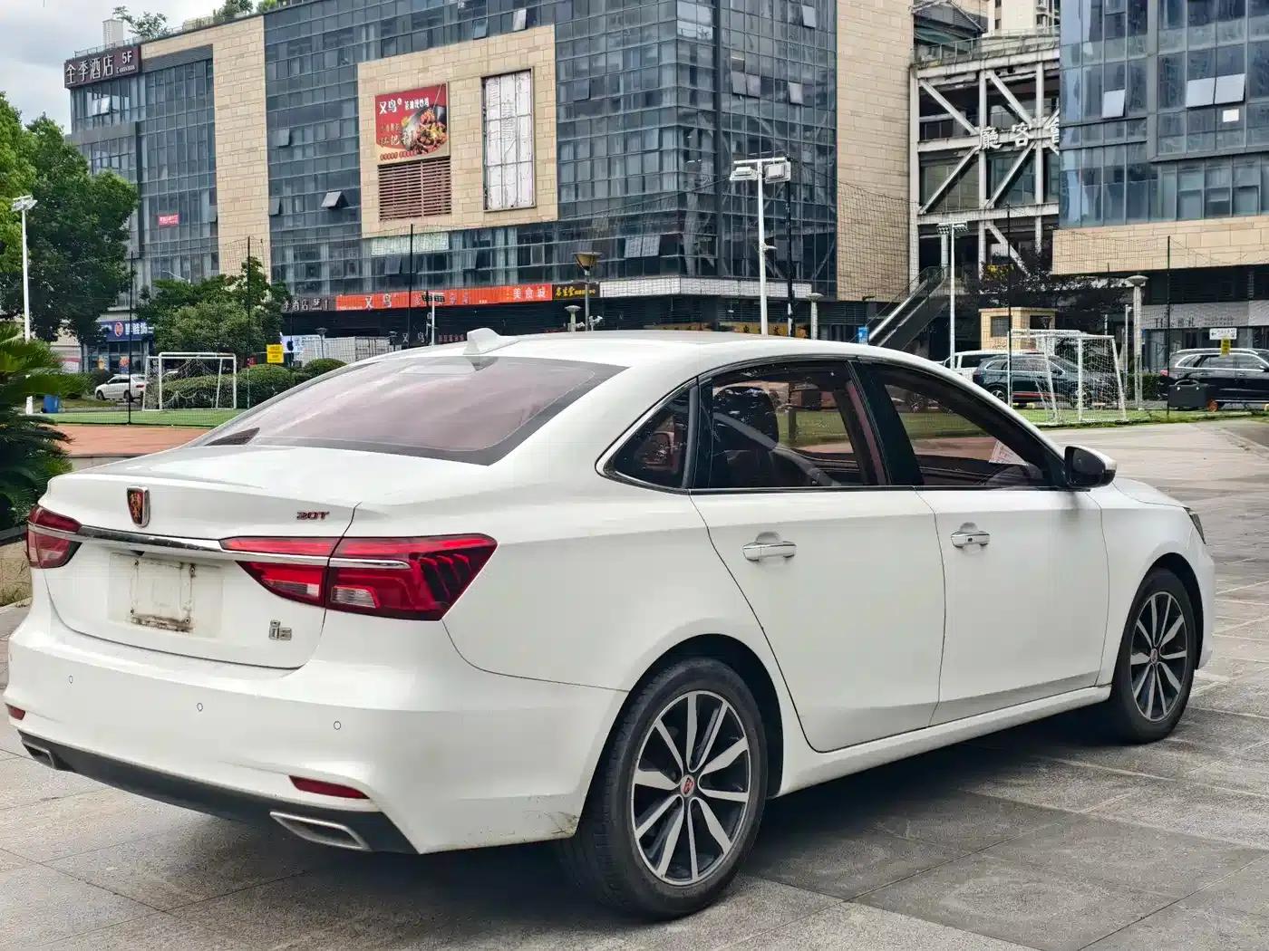 Roewe i6 Classic 2017 20T Automatic Internet Smart Supreme Edition — миниатюра 7