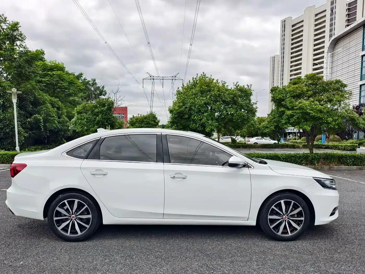 Roewe i6 Classic 2018 20T Automatic Internet Smart Edition — миниатюра 4