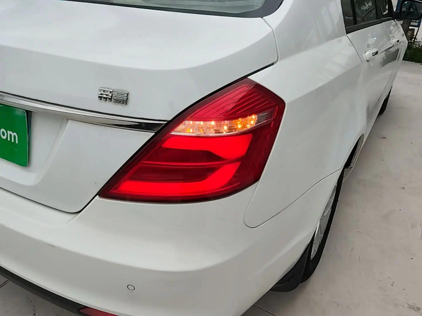 Geely Auto Emgrand 2017 Sedan Million Edition 1.5L Manual Luxury Model — миниатюра 9