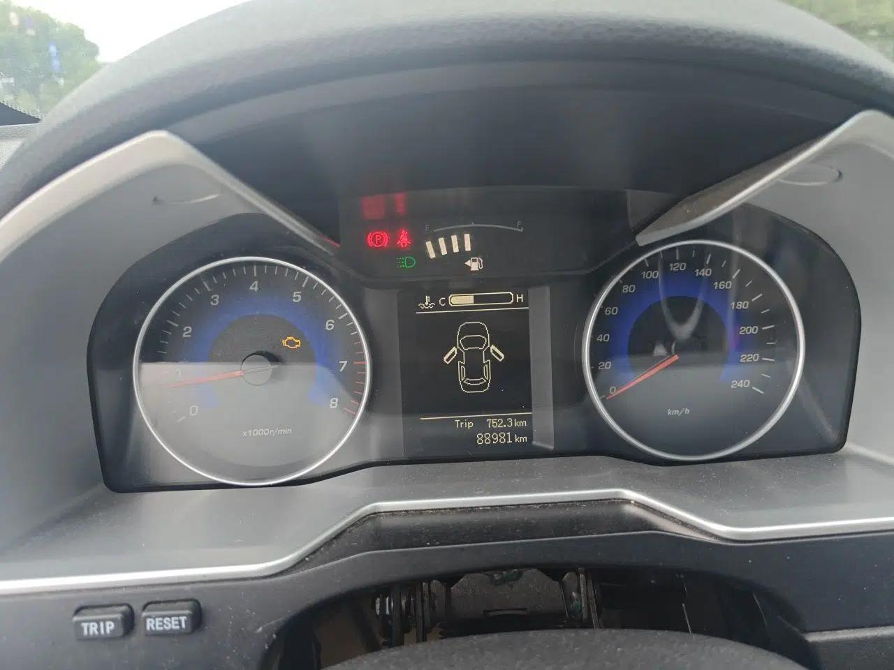 Geely Auto Emgrand 2014 Sedan 1.5L Manual Elite Model — миниатюра 11