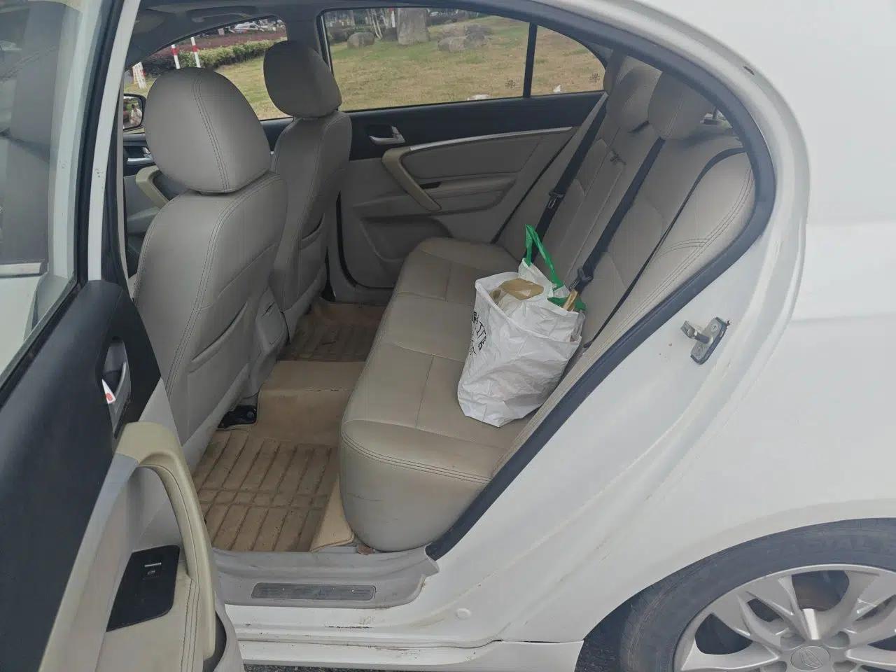 Geely Auto Emgrand 2014 Sedan 1.5L Manual Elite Model — миниатюра 17