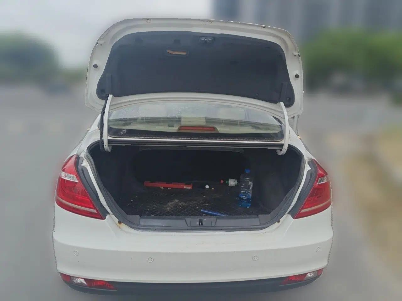 Geely Auto Emgrand 2014 Sedan 1.5L Manual Elite Model — миниатюра 19