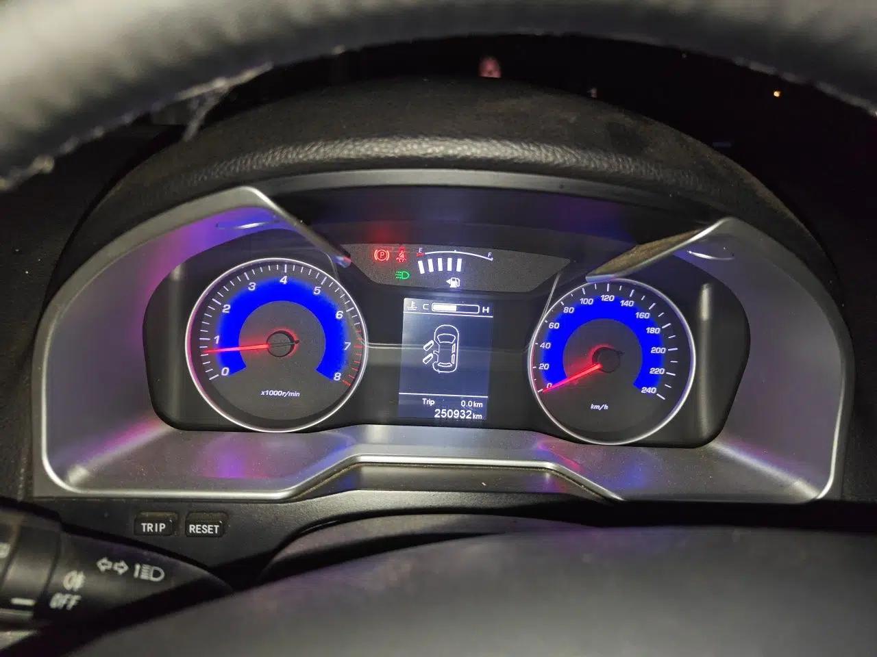 Geely Auto Emgrand 2015 Sedan 1.5L Manual - Top Trim Level — миниатюра 11