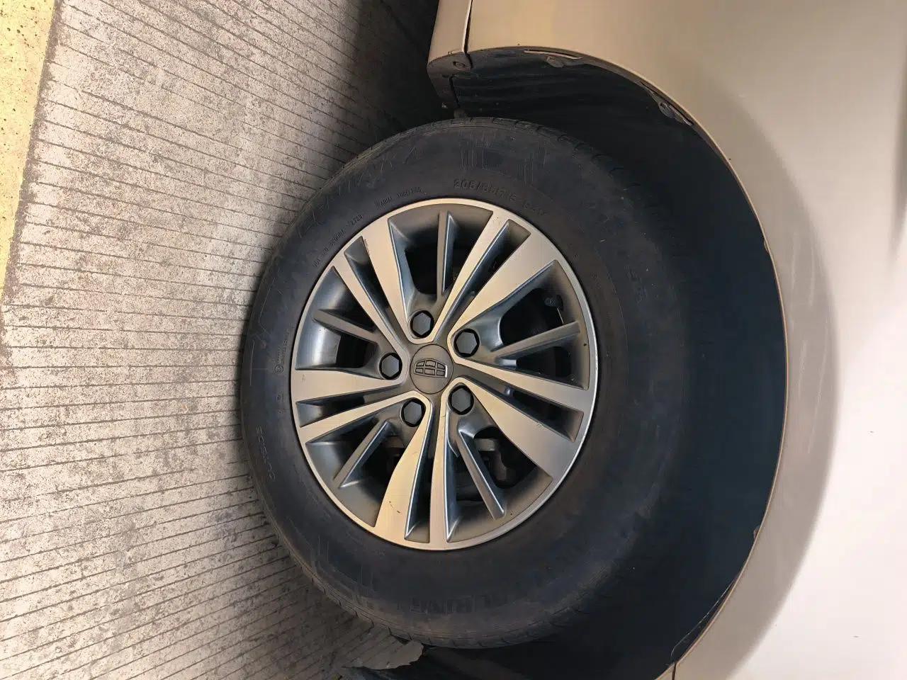 Geely Auto Emgrand 2019 Leading Edition 1.5L Manual Luxury Model China V Standard — миниатюра 8