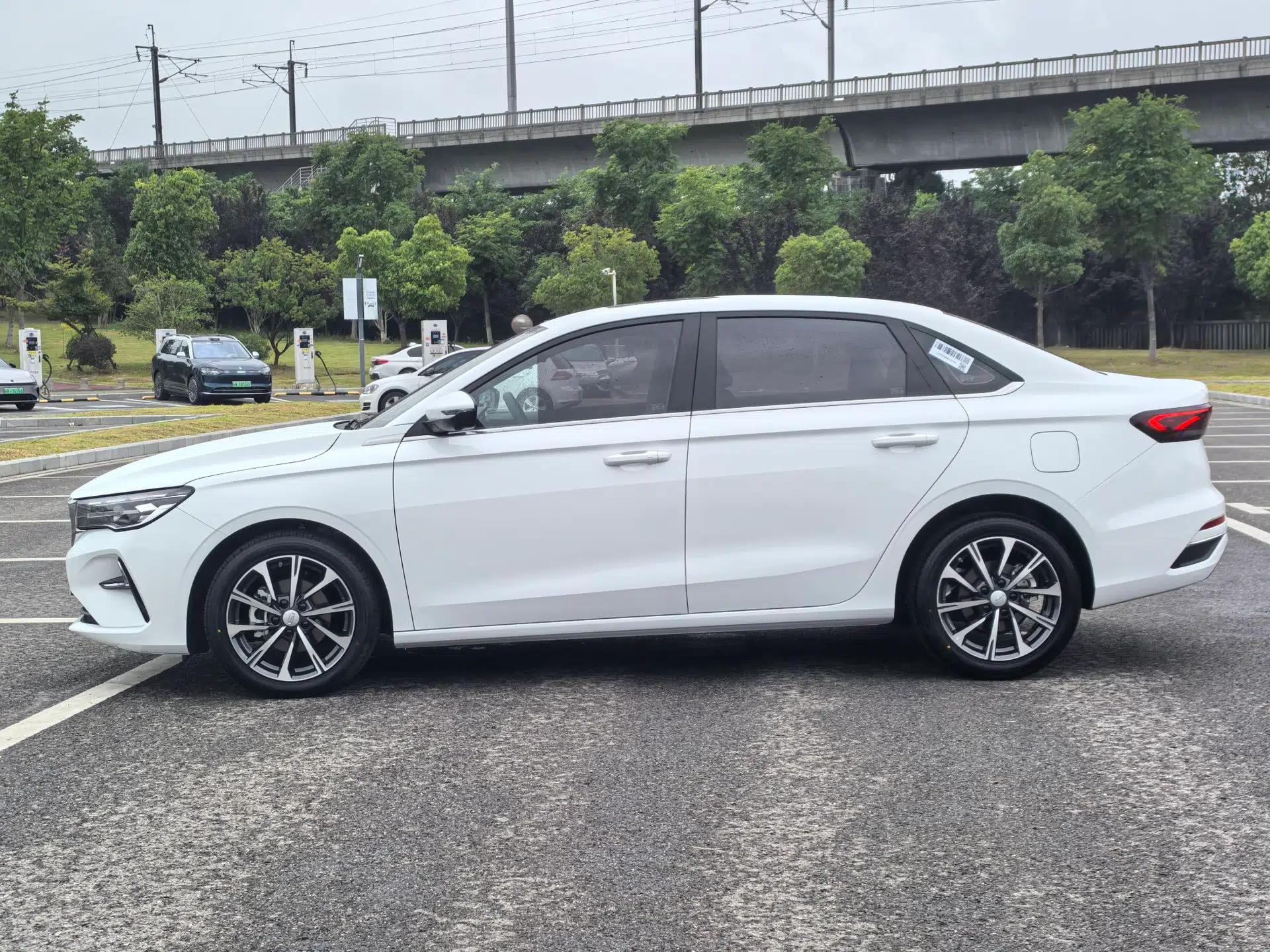 Geely Auto Emgrand 2025 4th Generation 1.5L CVT Luxury Version — миниатюра 17