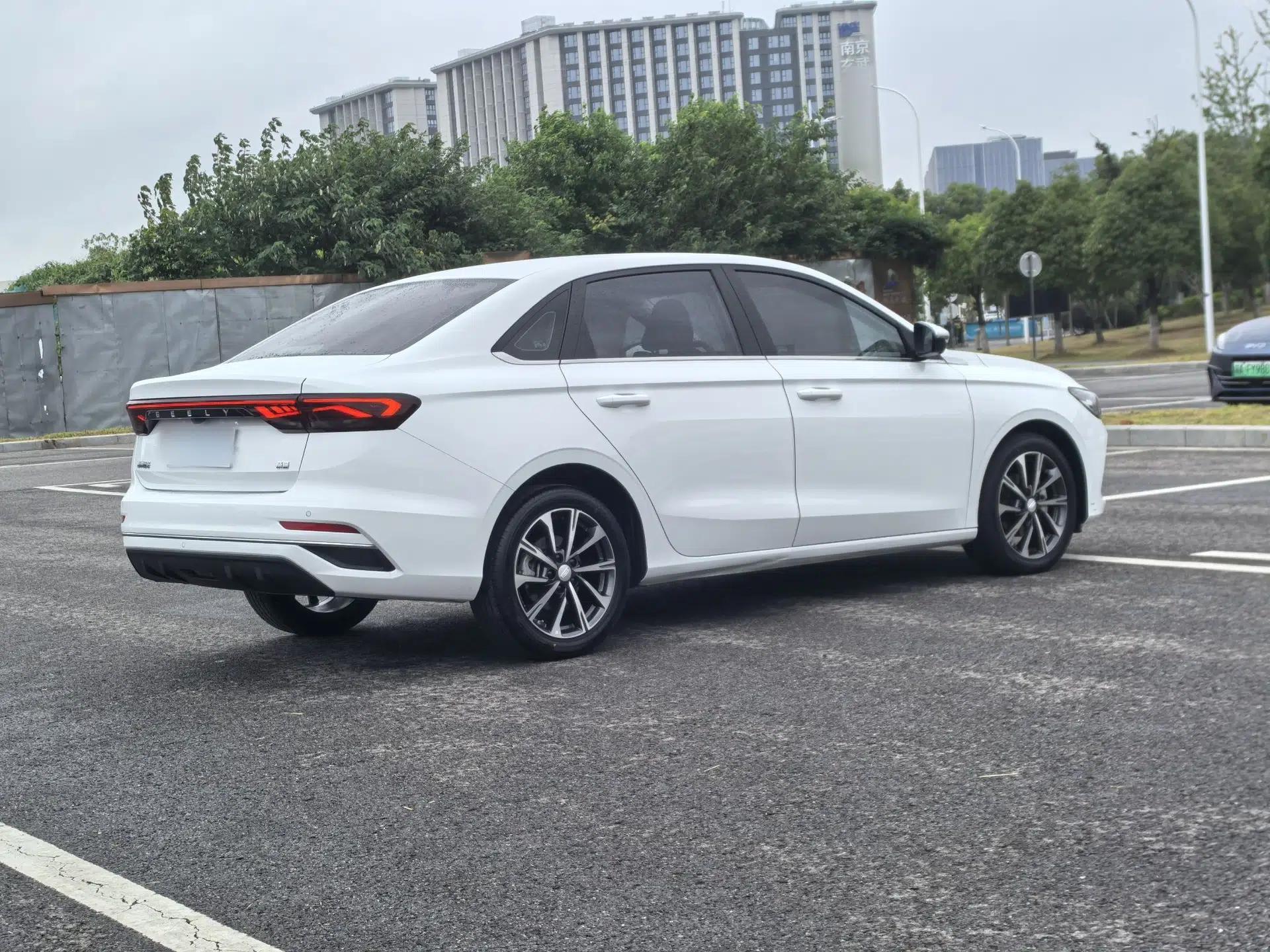 Geely Auto Emgrand 2025 4th Generation 1.5L CVT Luxury Version — миниатюра 19