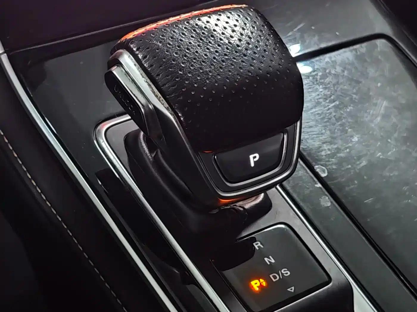 Roewe i6 MAX 2020 300TGI Automatic Cool Panoramic Sunroof Edition — миниатюра 17