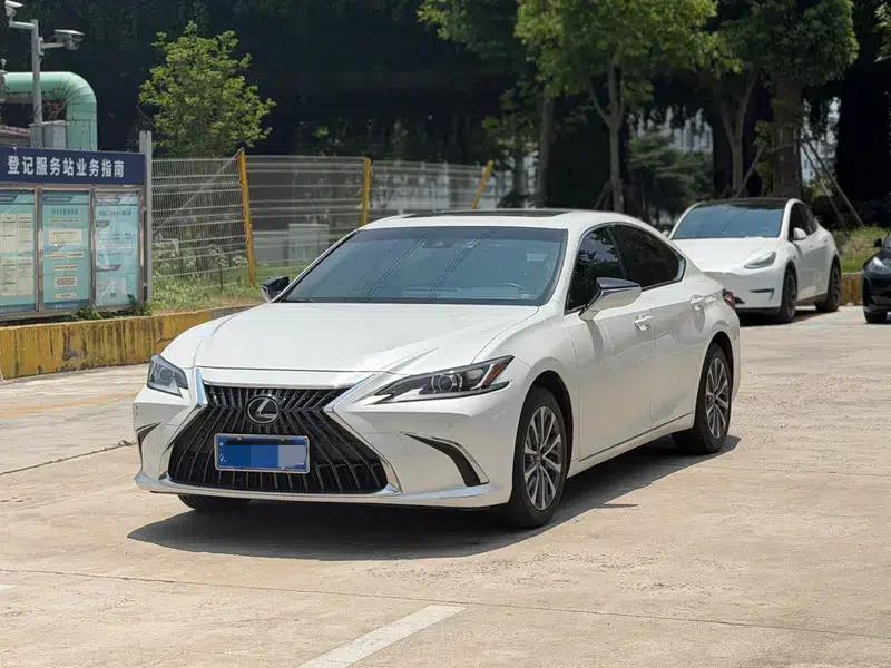 Lexus ES 2021 Model 200 Premium Edition — миниатюра 1