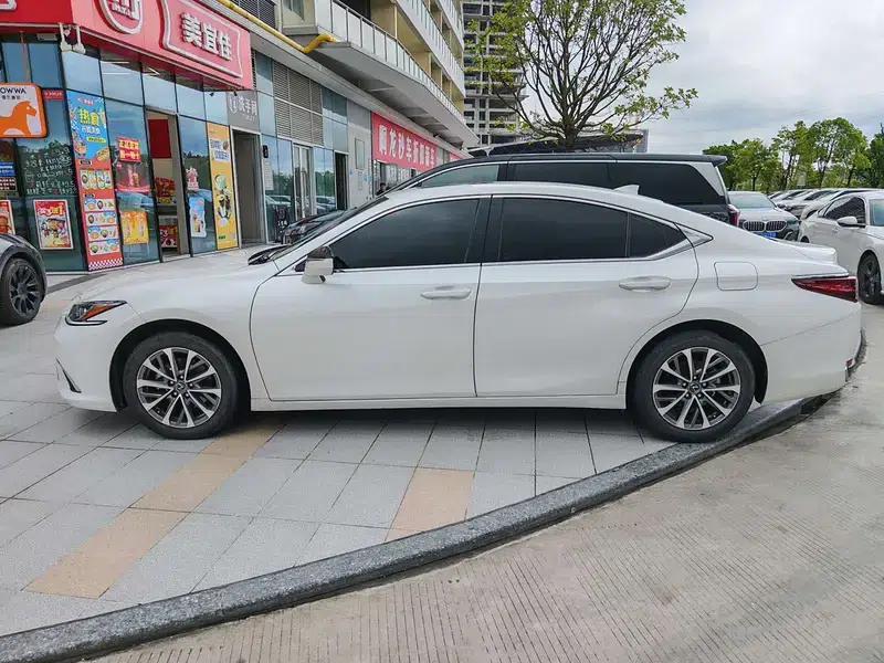 Lexus ES 2024 200 Premium Edition — миниатюра 3