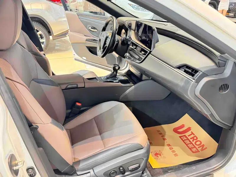 Lexus ES 2022 300h Premium Edition — миниатюра 25