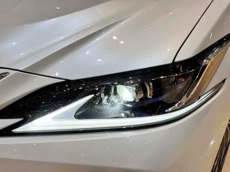 Lexus ES 2022 300h Premium Edition — миниатюра 6