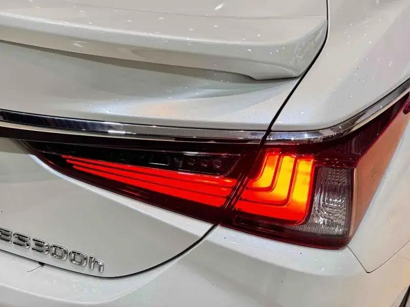 Lexus ES 2022 300h Premium Edition — миниатюра 7