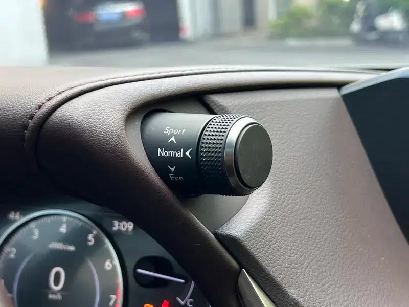 Lexus ES 2018 200 Luxury Edition (China V emission standard) — миниатюра 14