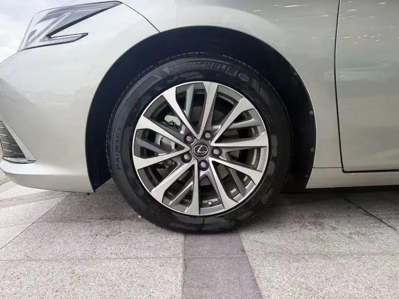 Lexus ES 2025 300h Premium Edition — миниатюра 9