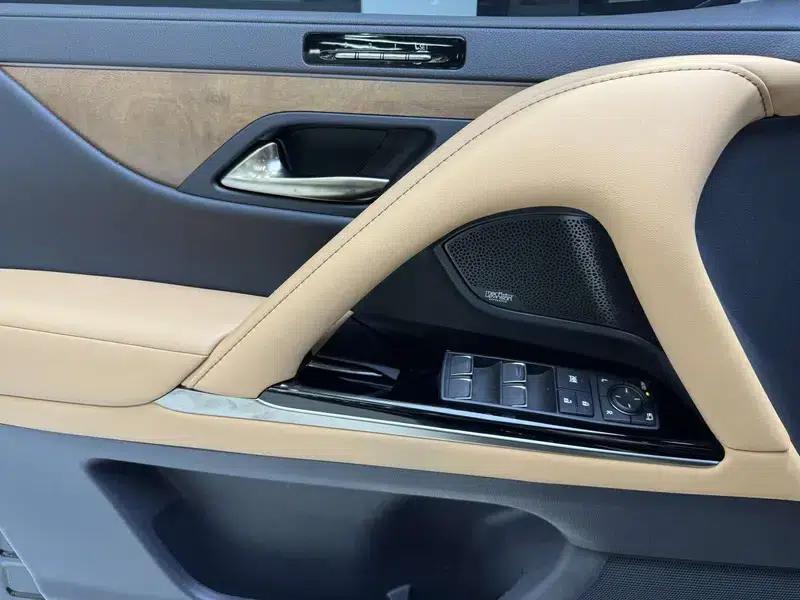 Lexus LX 2025 700h Territory Edition — миниатюра 9