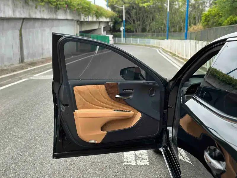 Lexus LS 2021 500h Premium Edition — миниатюра 23
