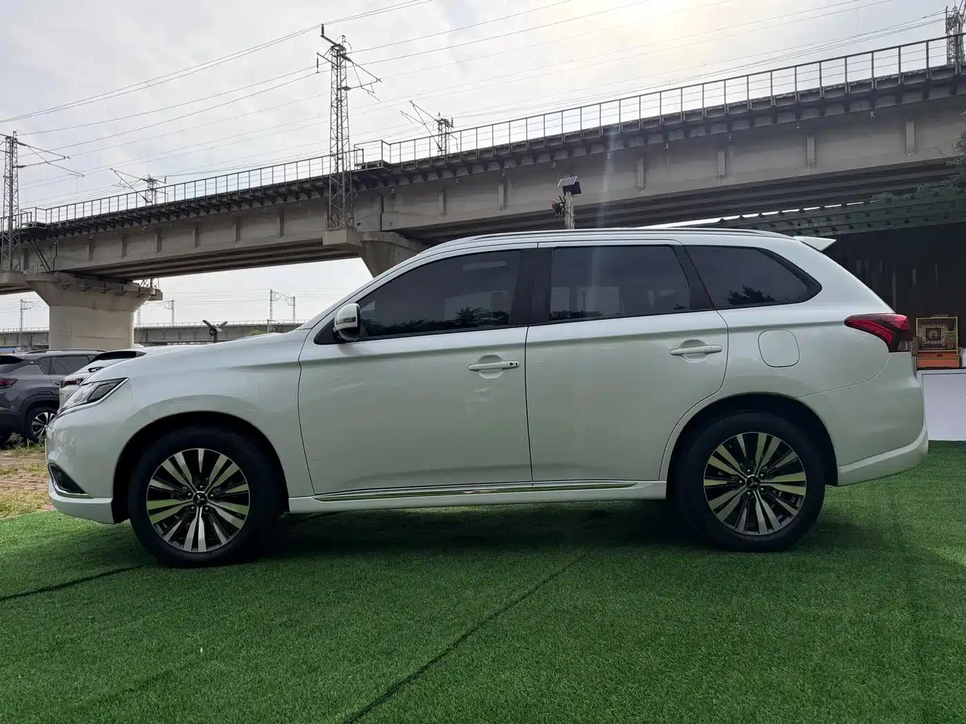 Outlander 2021 2.0L 2WD Enjoy Edition 5-seater — миниатюра 7