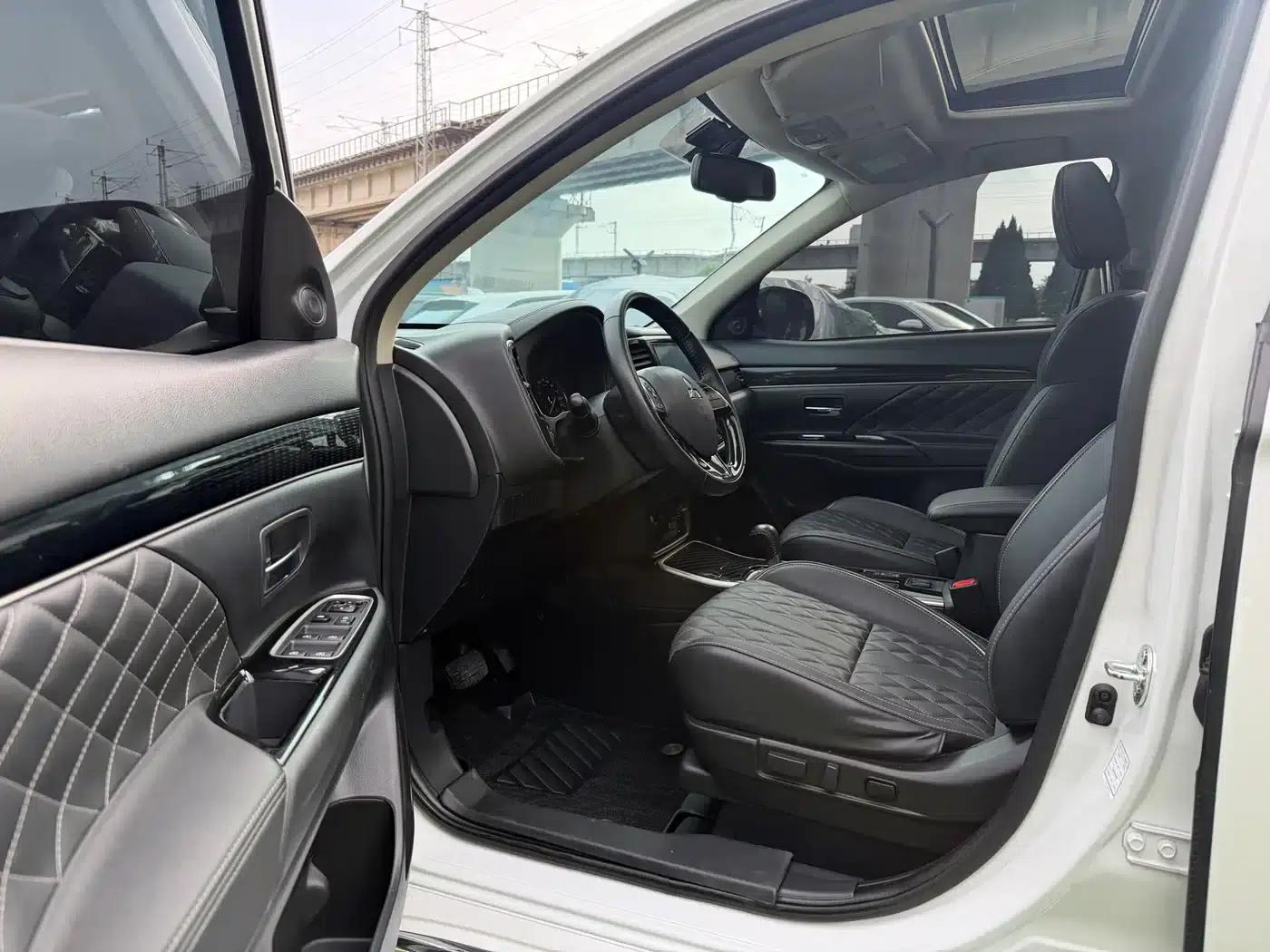 Outlander 2021 2.0L 2WD Enjoy Edition 5-seater — миниатюра 8