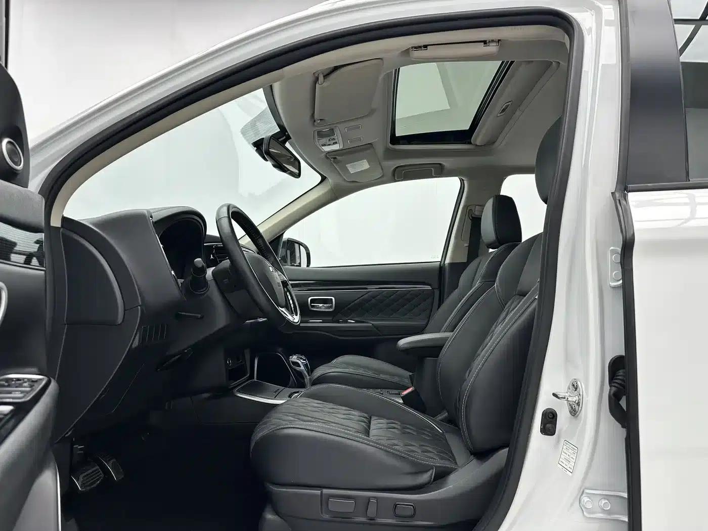 Outlander 2021 2.0L 2WD Enjoy Edition 5-seater — миниатюра 5