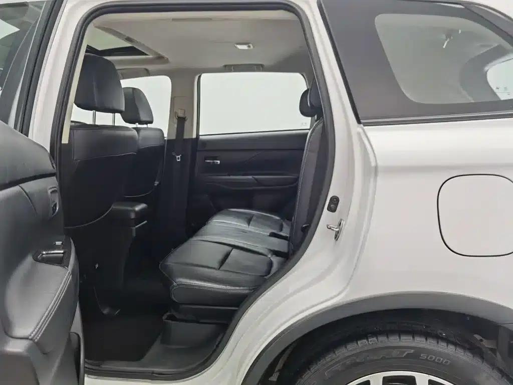 Outlander 2018 2.0L 2WD Glory Edition 5-seater — миниатюра 15