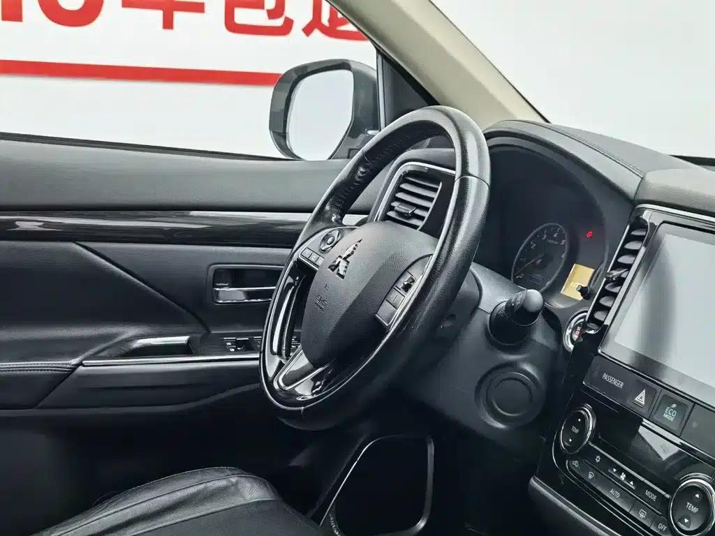 Outlander 2018 2.0L 2WD Glory Edition 5-seater — миниатюра 22