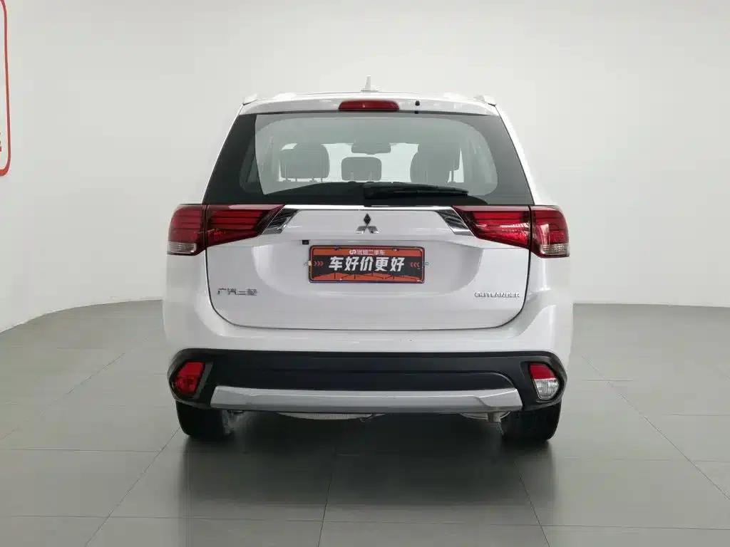 Outlander 2018 2.0L 2WD Glory Edition 5-seater — миниатюра 4