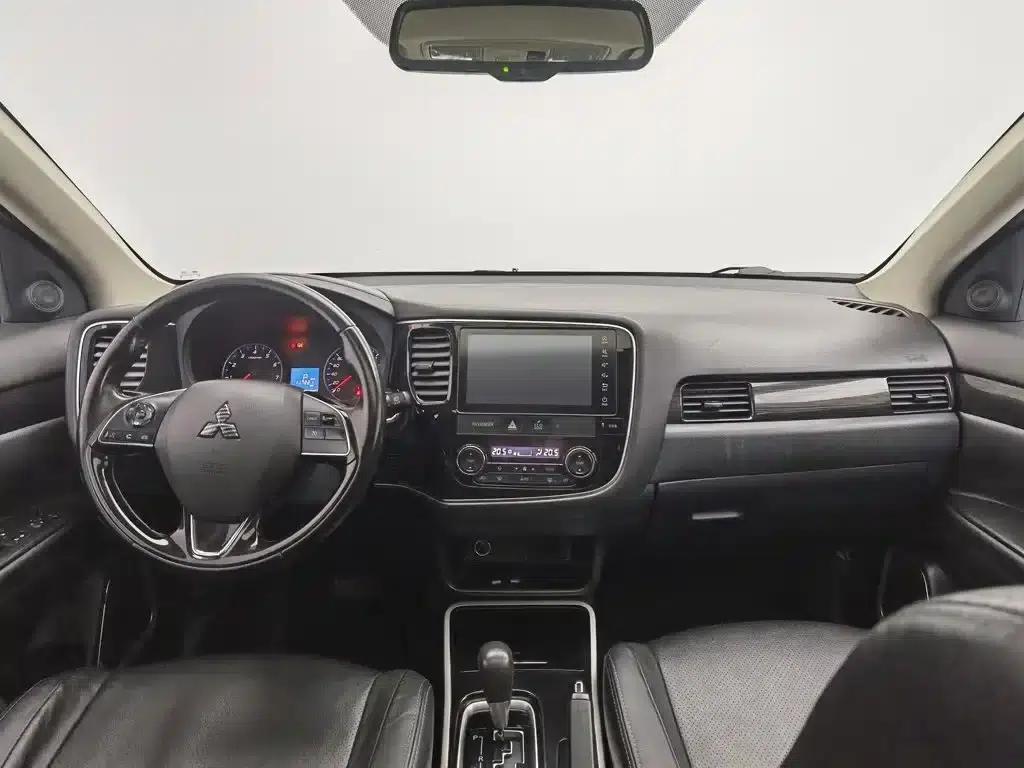 Outlander 2018 2.0L 2WD Glory Edition 5-seater — миниатюра 5