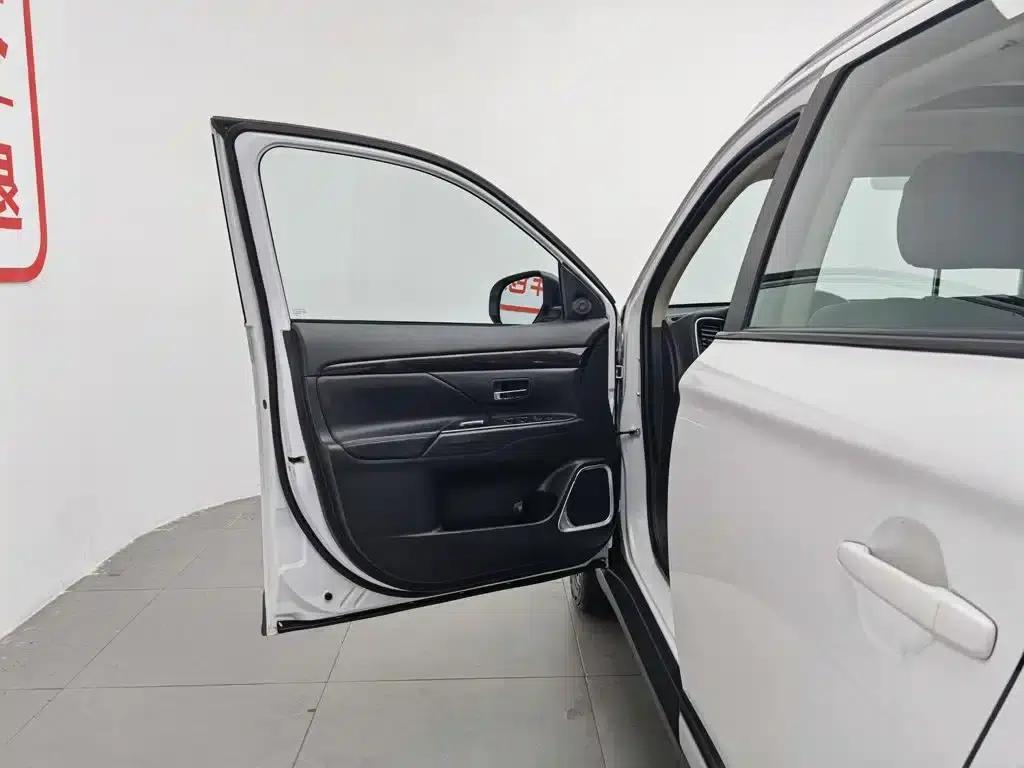 Outlander 2018 2.0L 2WD Glory Edition 5-seater — миниатюра 8