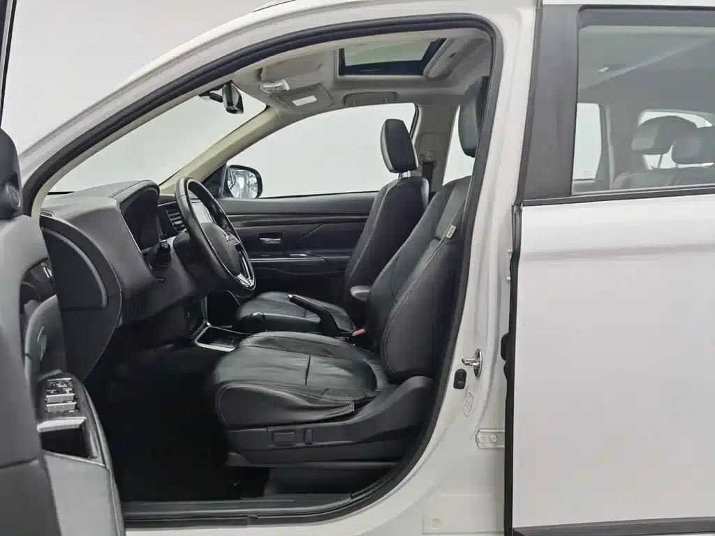 Outlander 2018 2.0L 2WD Glory Edition 5-seater — миниатюра 10